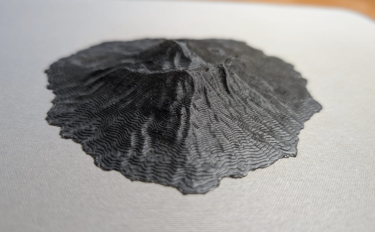 Maqueta topográfica negra impresa en 3D