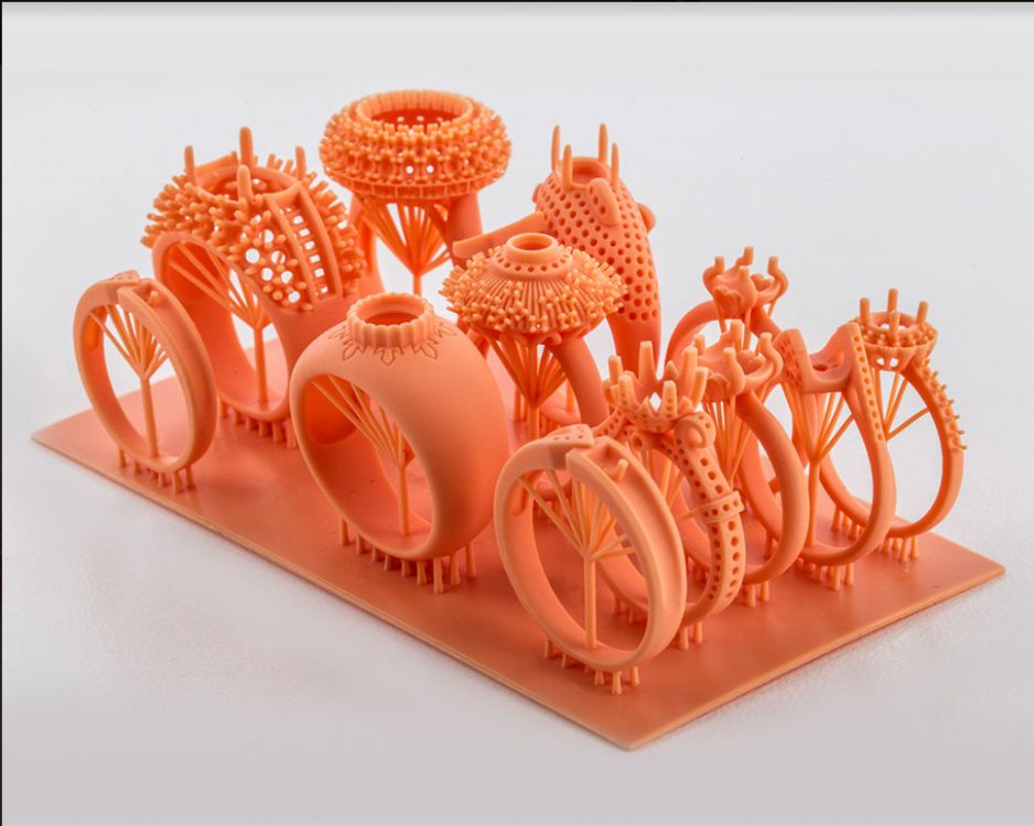 Anillos de joyería impresos en resina castable naranja lista para microfusión por Volumen 3D